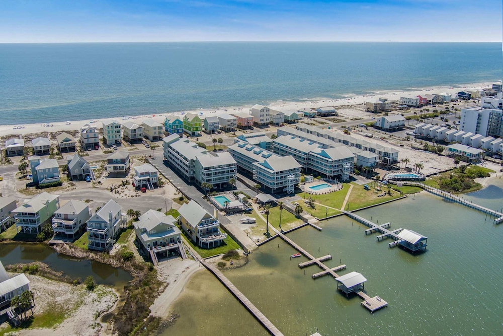 Lagoon Landing 202- Beautifully Decorated Condo With Balcony Pool Steps to Beach Lagoon