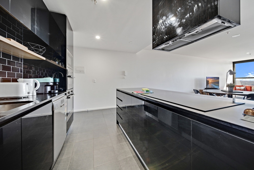 Chic 1-bed With Stunning Lake View & Indoor Pool