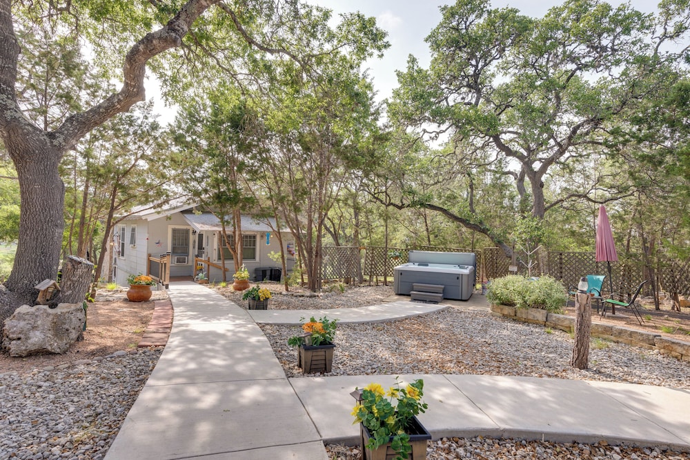 Charming Canyon Lake Cottage w/ Pool  BBQ Pit! - Property Image 10