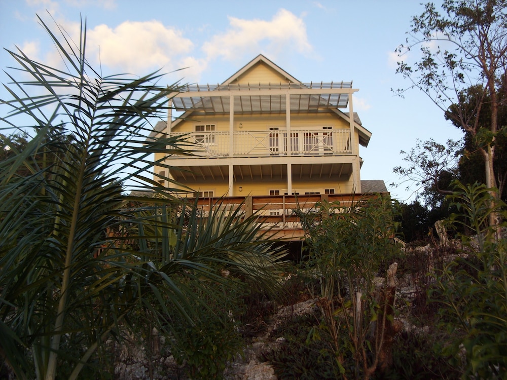 Island Seaside Suites - Property Image 9