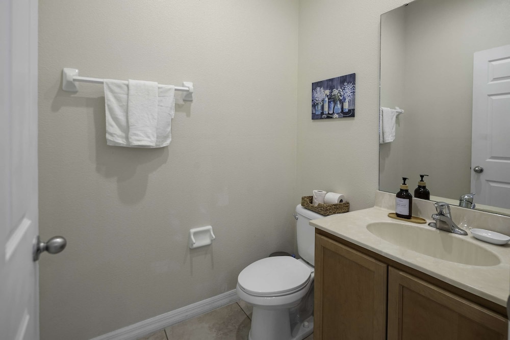 10 Min to Disney Cozy Townhome Jacuzzi