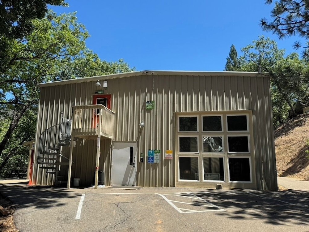 Yosemite Bug Rustic Mountain Resort