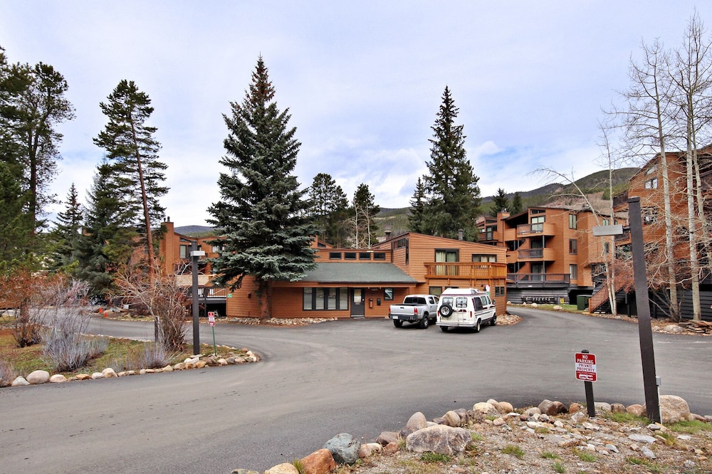 2964 Key  1 Bedroom Condo by RedAwning