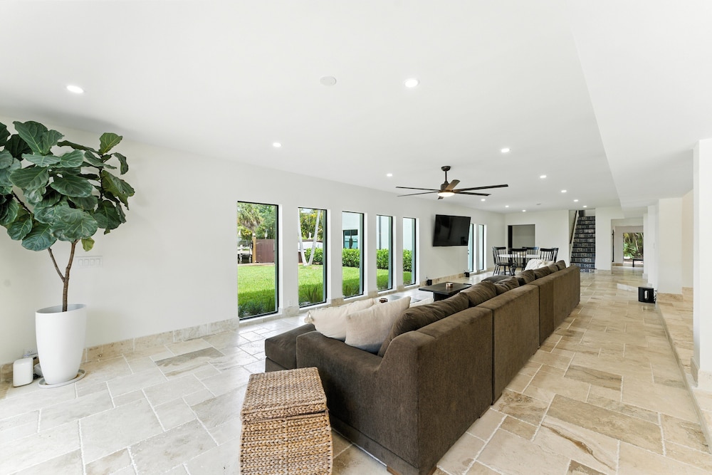Villa Riverland With Heated Pool On The Water 5 Bedroom Villa