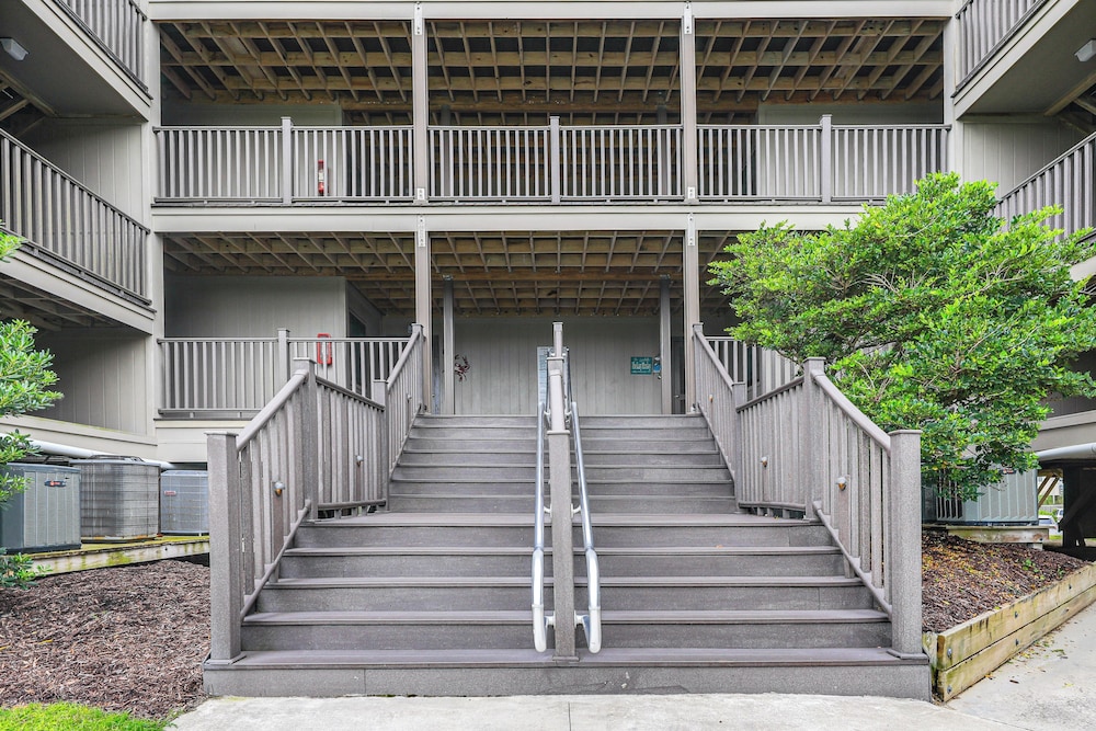 Steps to Sand! Condo w/ 2 Pools in Atlantic Beach
