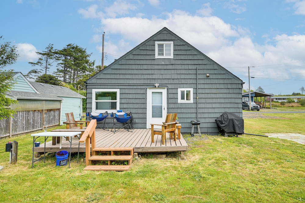 Walk to Beach: Charming Home - 3 Mi to Seabrook