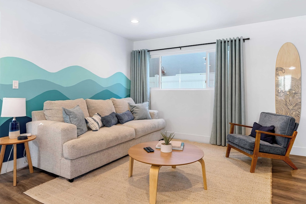 Steps to Sand! 2 Homes in 1 Sleeps 19, Outdoor Space, Walk to Shops & Dining