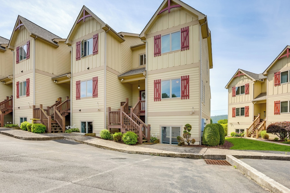 < Half-mi to Lake: Townhome w/ Hot Tub in Mchenry!