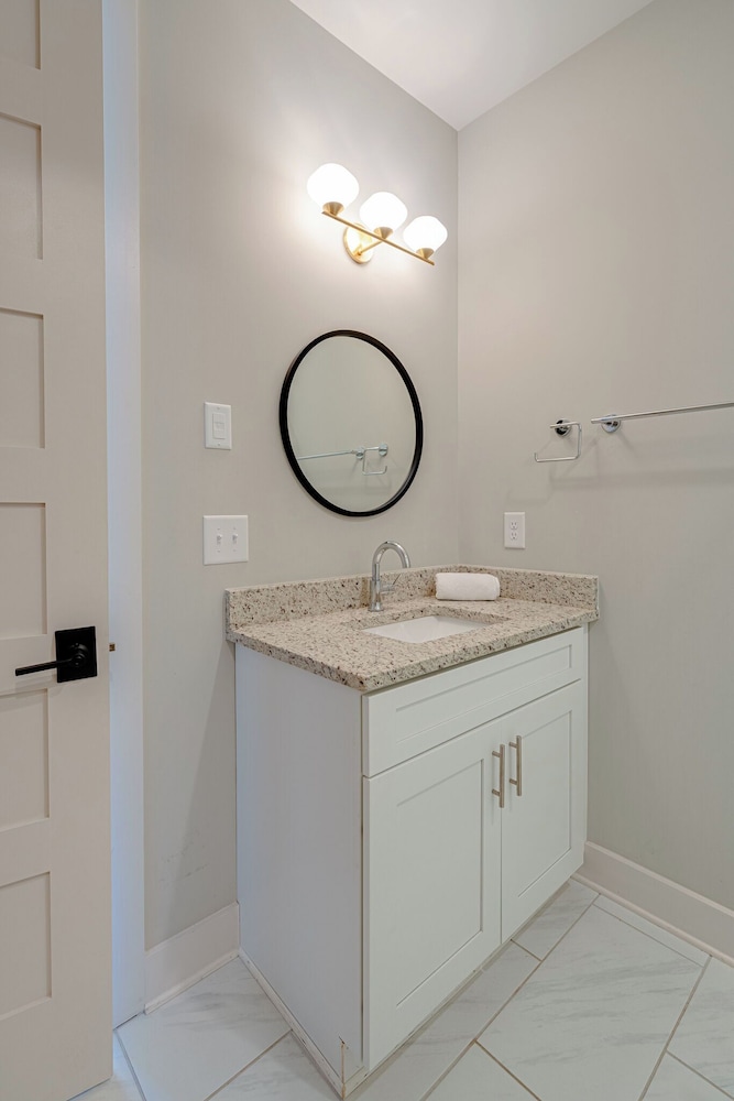 Modern Melrose-sleeps 8- Mins to Downtown Broadway