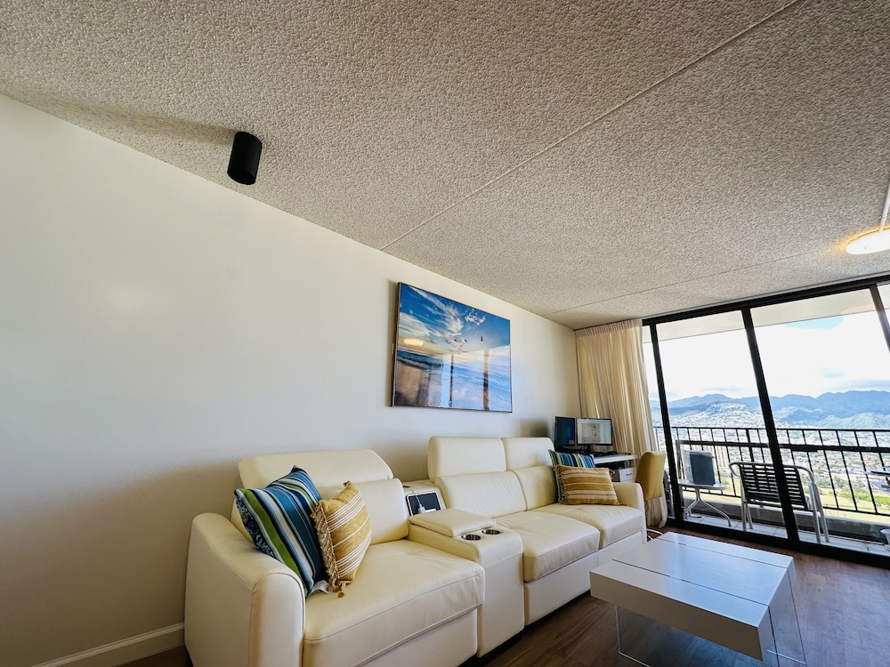 Waikiki Banyan-Free Parking-Free WI-FI: hotel room photo