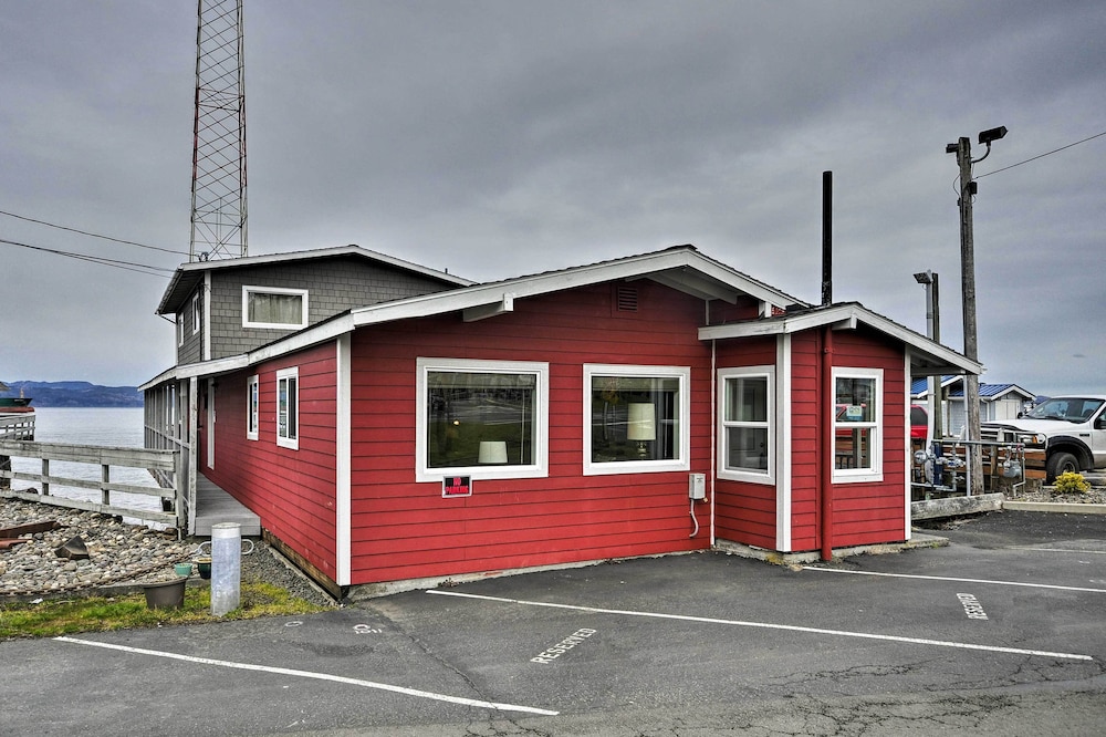 Sleek Riverfront Condo on Pier in Downtown Astoria