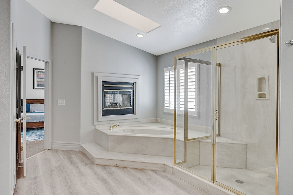 Villa - 8 Bedrms 5 Bths 15 Beds