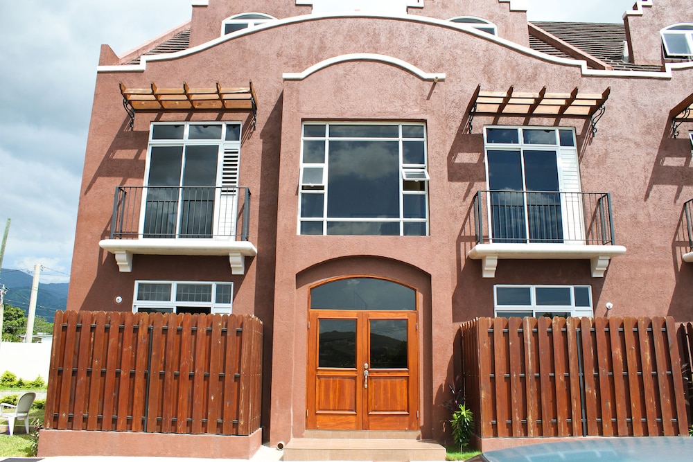 Hotel Eclipse Suite Guest Apartments - Image 1