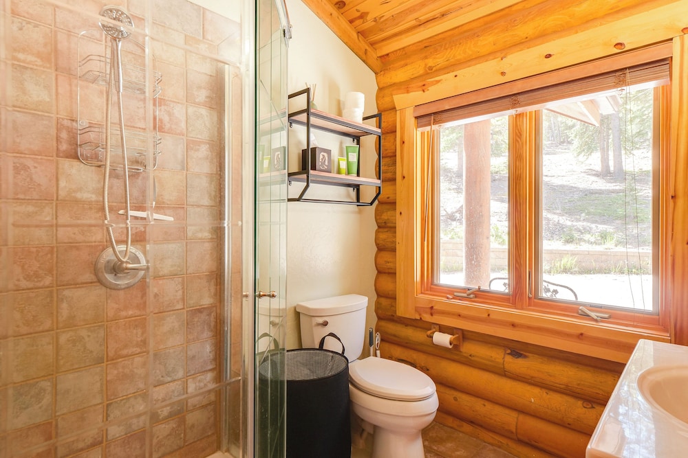 Hot Tub Hideaway w/ Views & Deck in Fairplay!