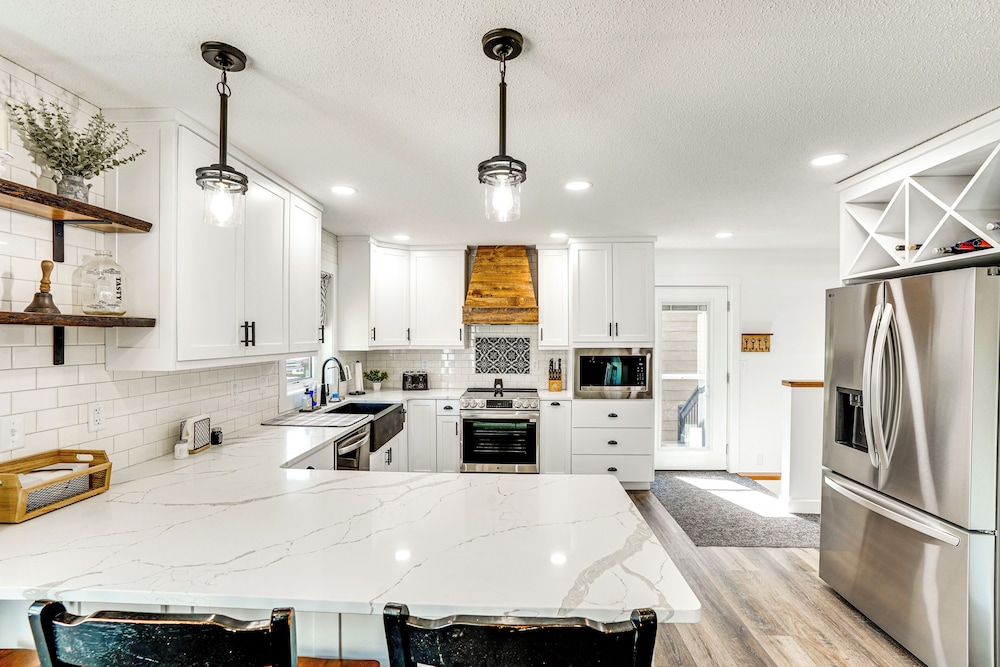 15 Mi to Downtown Sioux Falls: Gem w/ Yard!