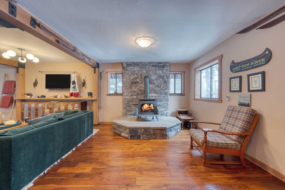 Private Deck, Fireplace, and Ski Access Near Northstar The Lazy Bear