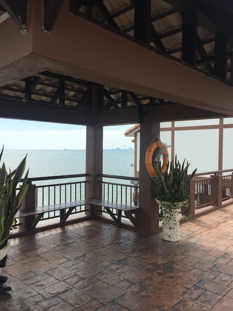 CMK & Private Water Chalet