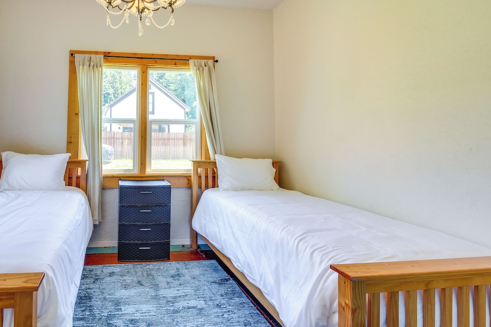 < 1 Mi to Coquille River: Cottage w/ Private Yard!