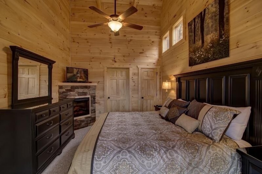 A Suitetastic View - 4 Bedrooms, 4 Baths, Sleeps 12 Home by RedAwning
