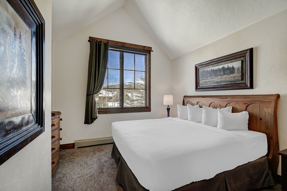 Spacious Upstairs Townhome With Private Garage 2 Bedroom Condo
