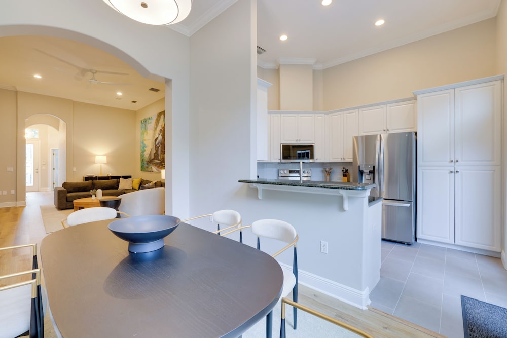Townhome w/ Patio < 5 Mi to UF Campus!