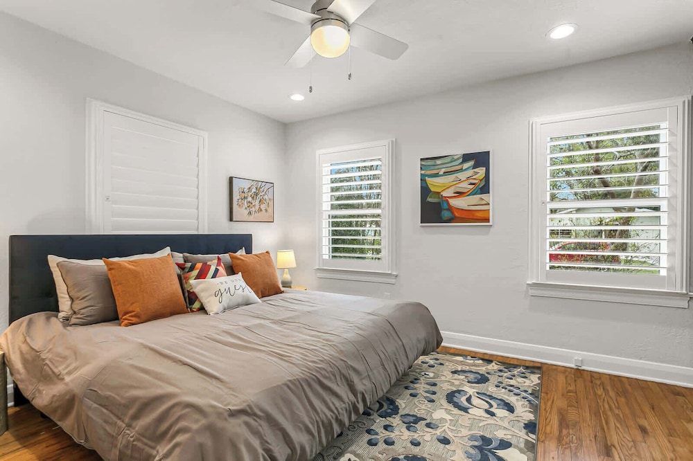 Pool House Oasis - Home for 6 - Image 2