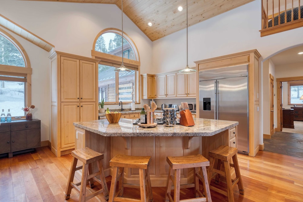5 Mins to Ski Resort Ping Pong, Pool Table, Deck Donner Ridge by Avantstay