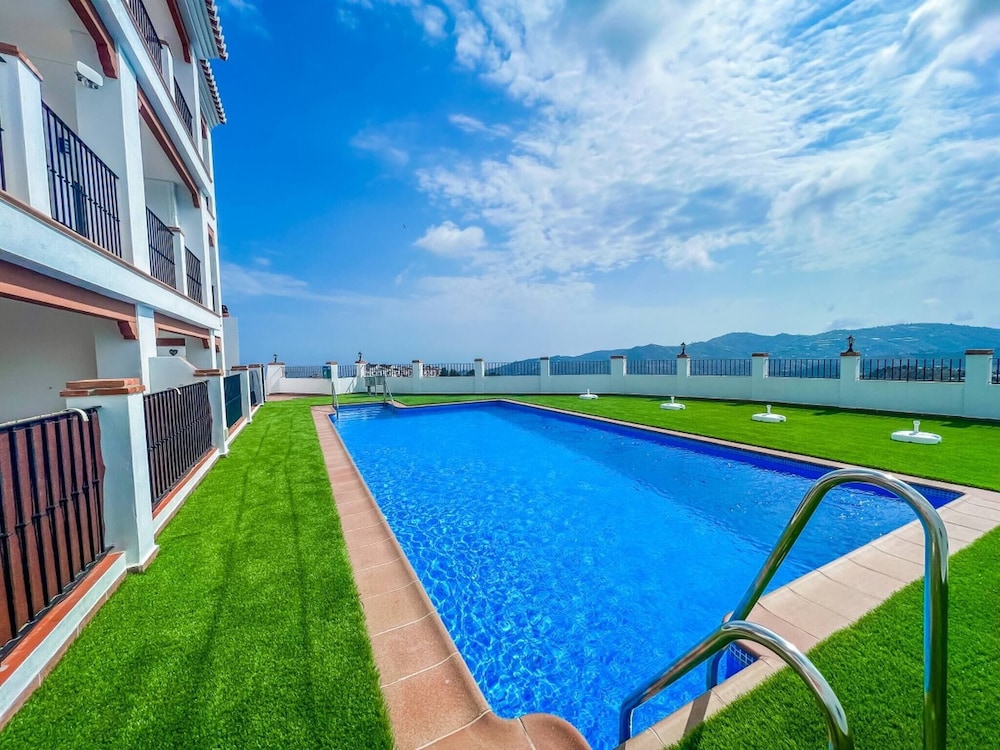 Modern Two Bedroom Apartment With Pool