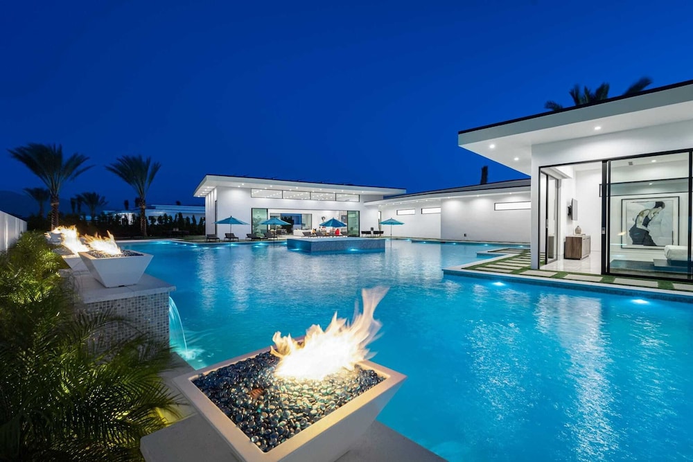 Sleeps 23 Luxury Villa w/ Pool, Hot Tub & Pickleball Court Bravo Villa 10