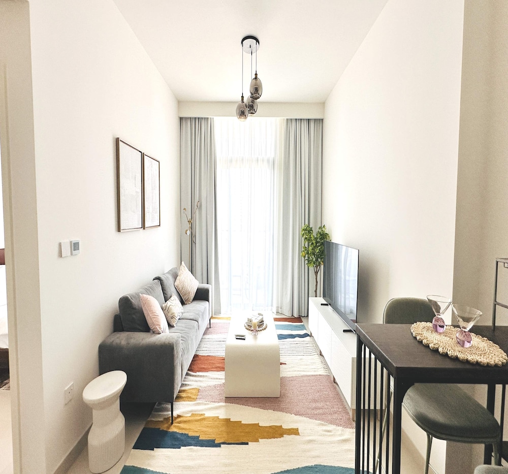 Luxury 1-Bedroom Apartment At Burj Crown
