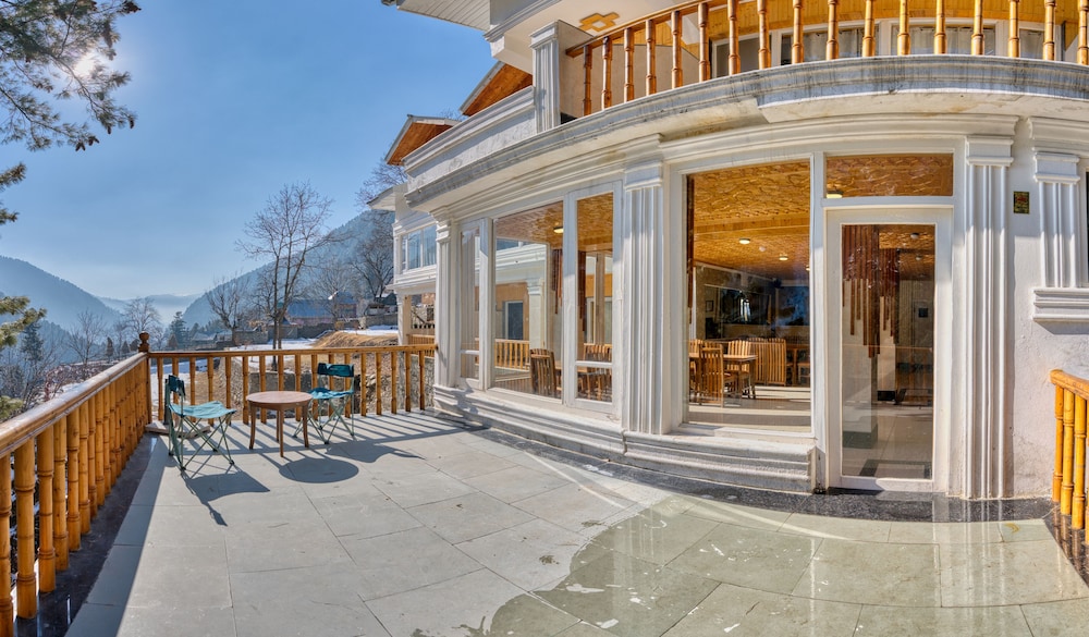 Xenious White House Eco Resort