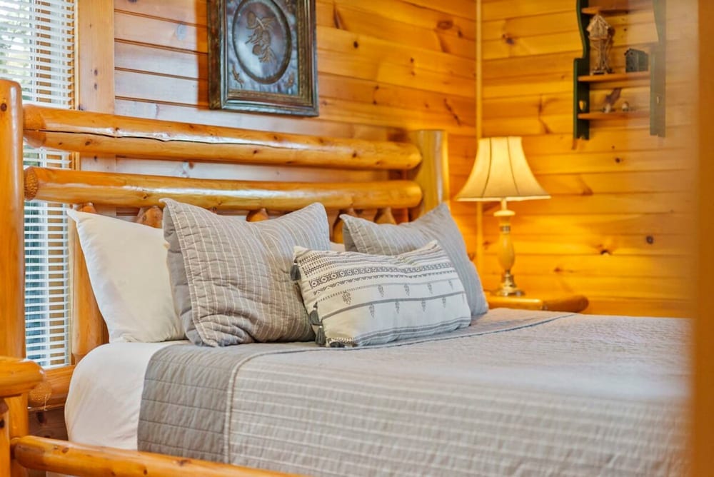 Stunning Mountain Cabin w Hot tub