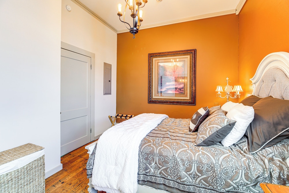 Walkable Wytheville Loft on Main Street!