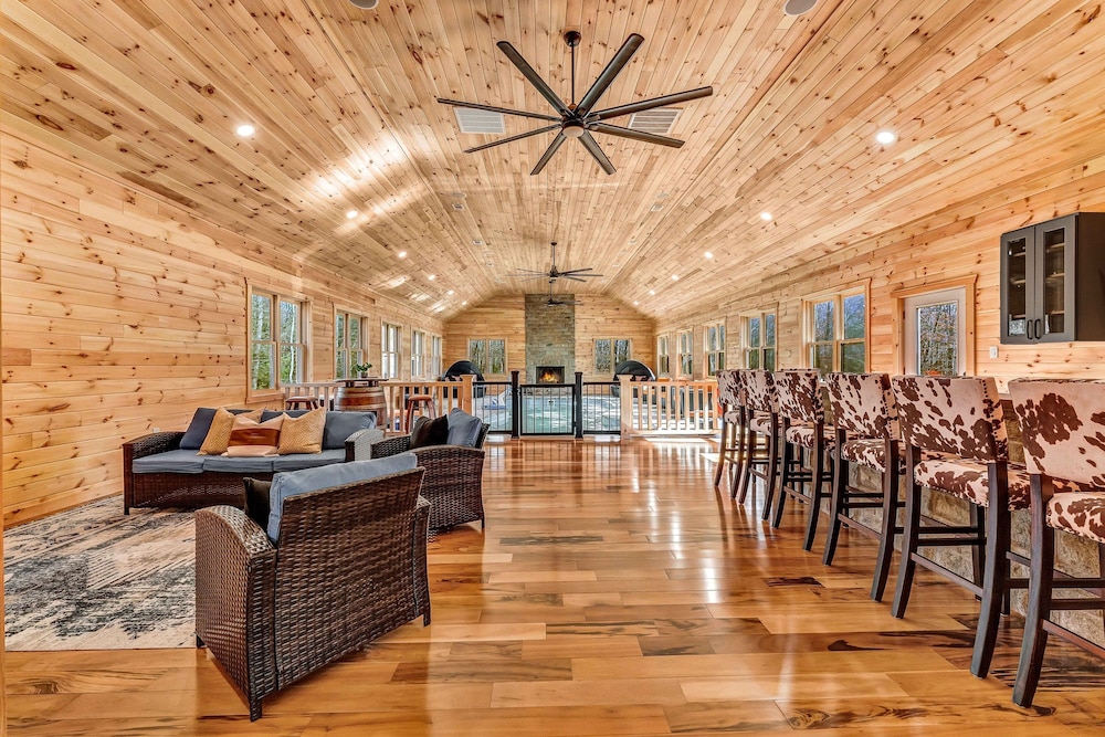 Grand Timber by Avantstay Indoor Pool Sauna Sports Court Game Room More