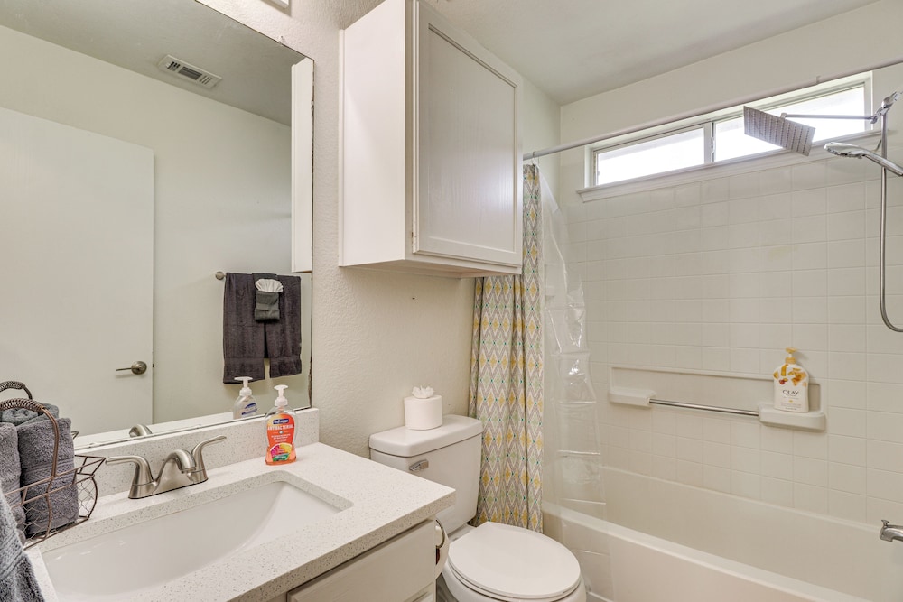 17 Mi to Dtwn Austin: Family Home w/ Patio!