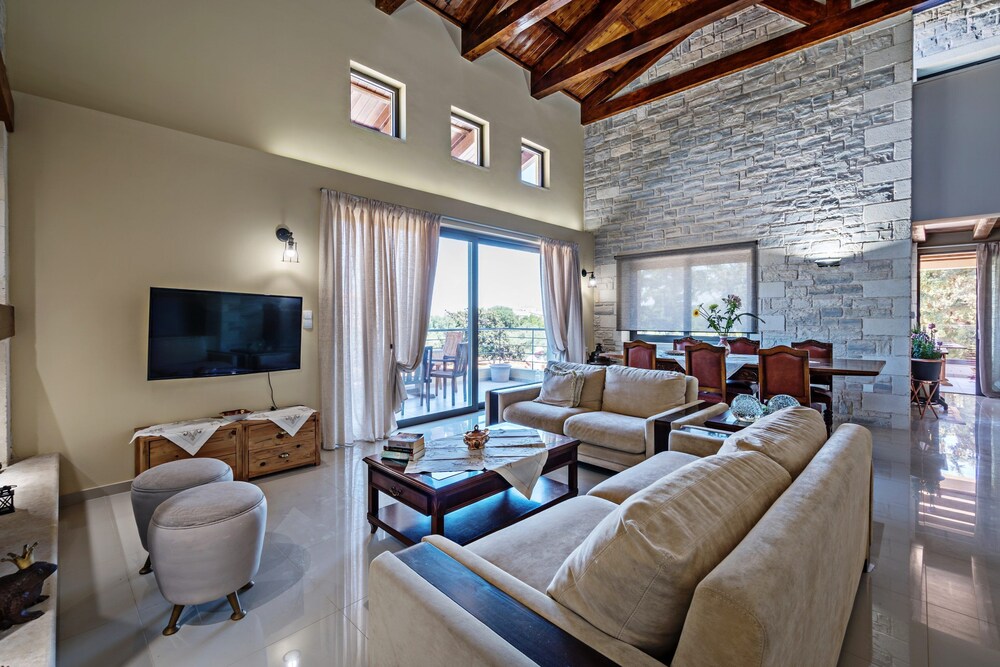 Dreamcatcher Villa Outdoor Indoor Pool hot tub view 5
