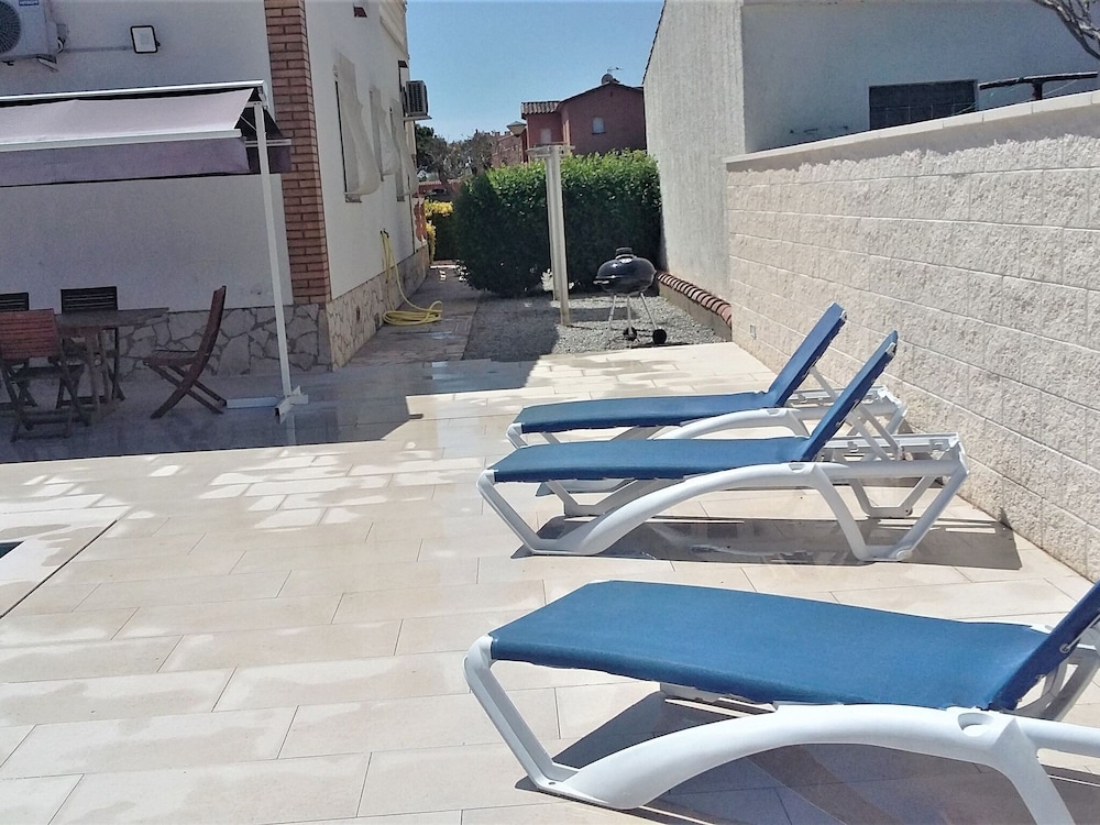 Peaceful Holiday Home in Sant Pere Pescador With Swimming Pool photo 2