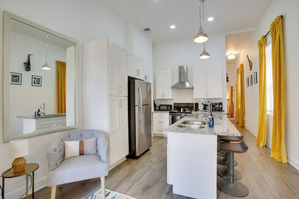 2 Mi to Dtwn: New Orleans Escape!