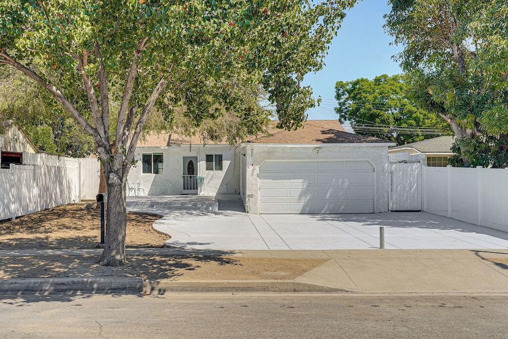 Between LA & Orange County: Quiet Getaway w/ Patio