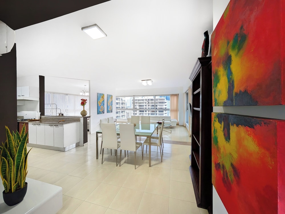 YC 1701l Apartamento 2 BDR Av Balboa