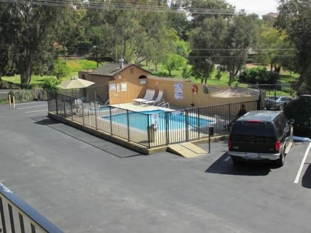 Escondido Lodge - Property Image 12