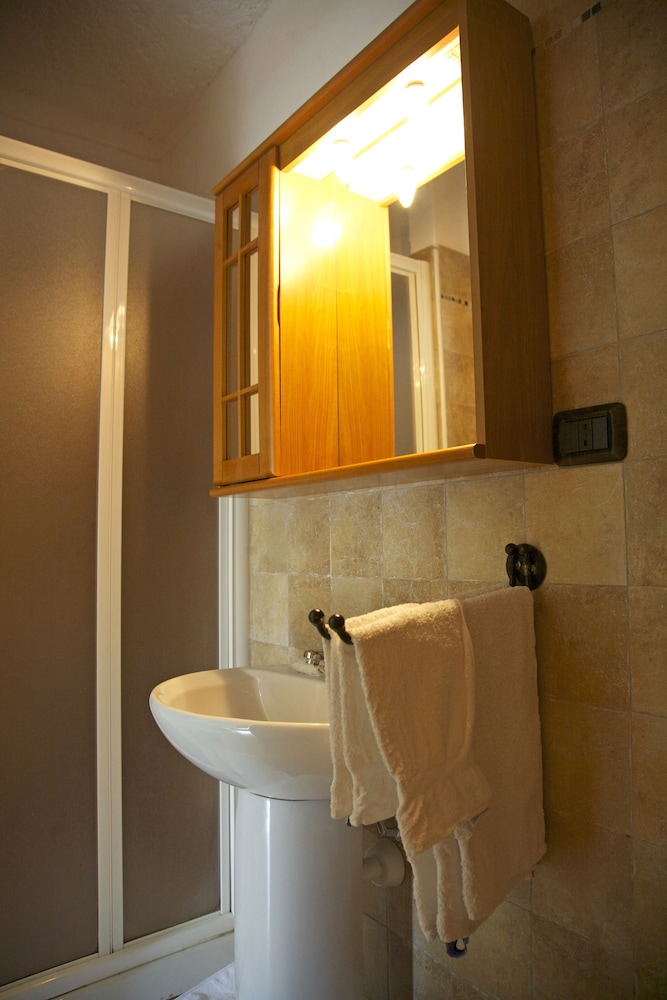 Chalet sul lago Hotel In Montagna