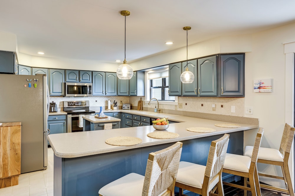Swim, Fish & Boat: House on Stunning Higgins Lake!
