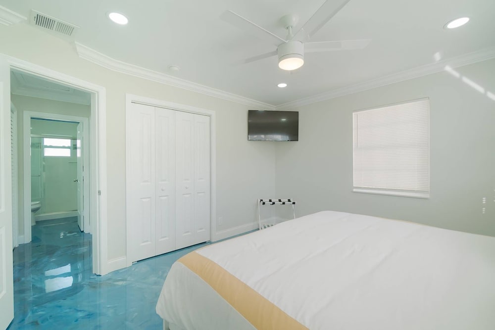 Beachy Blues Apt A, Downtown, Shops, Cafes & Beach, Dog Friendly view 4