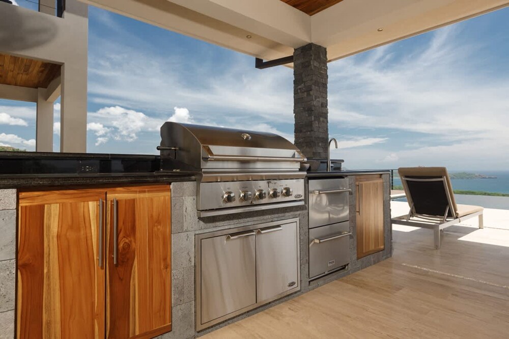 w Breathtaking 9BR Villa in Costa Rica