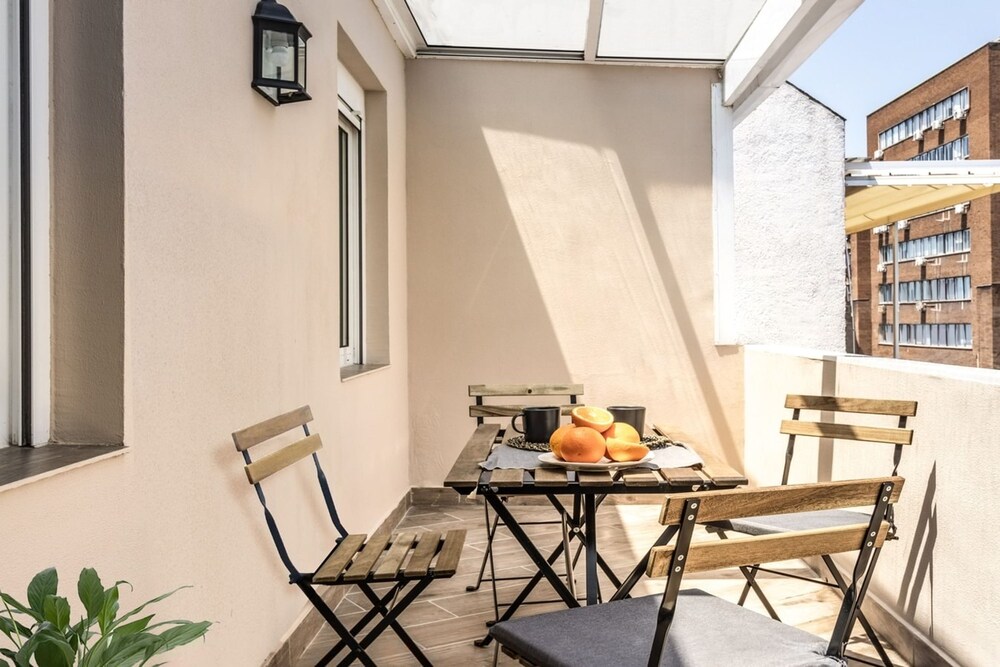 Casoria - 3 Bedrooms and Terrace in Trafalgar