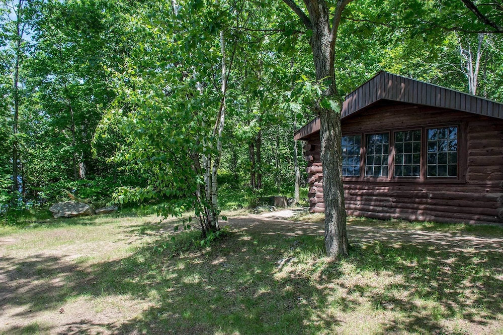 Fifth Lake Cottages