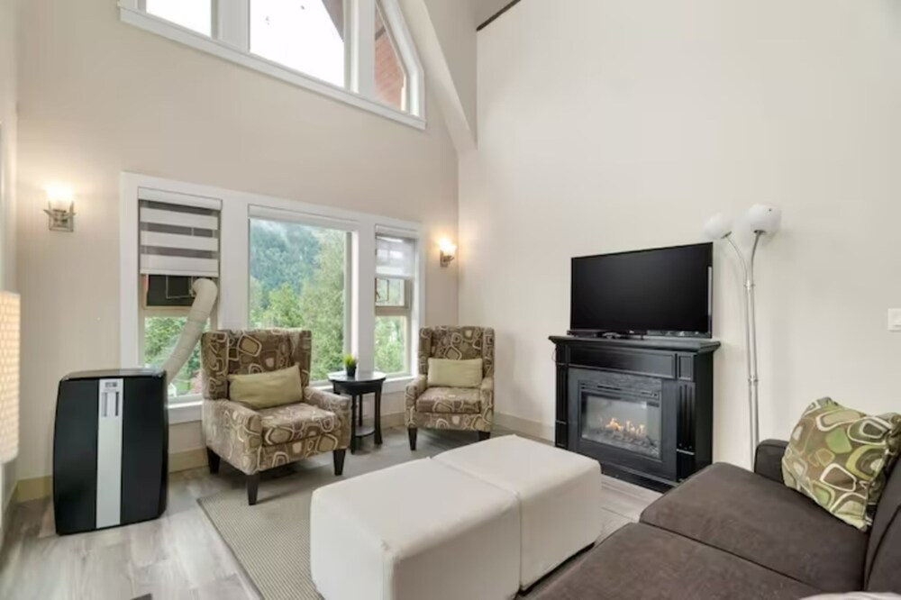 Modern 4BR Penthouse With Lake Views