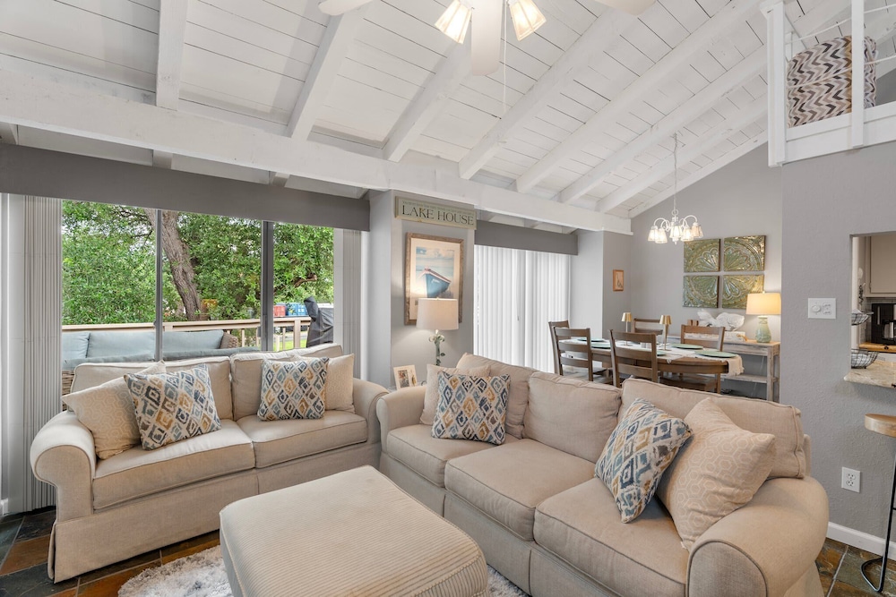 Lakeside Condo Retreat in Horseshoe Bay