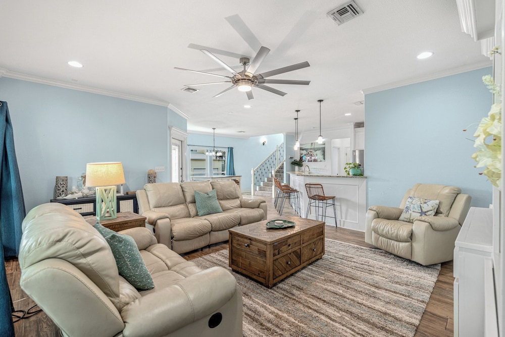 Sunrise Paradise - Pet Friendly! Community Pool!